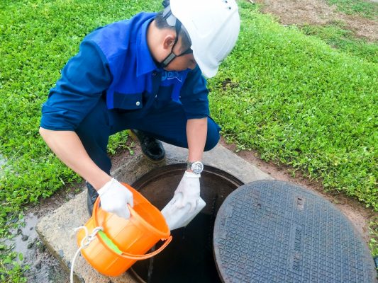 Lấy mẫu nước thải sinh hoạt