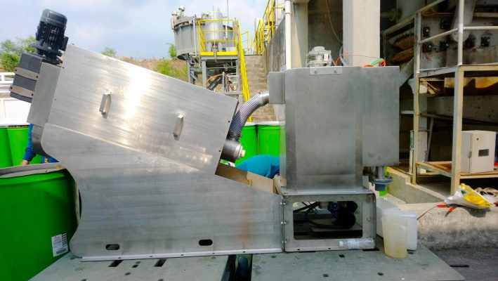 Máy ép bùn trục vít lắp đăt tại công ty Nhựa